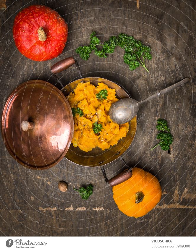 Kürbispüree in altem Topf mit roten und gelben Kürbis Lebensmittel Gemüse Suppe Eintopf Kräuter & Gewürze Ernährung Mittagessen Bioprodukte