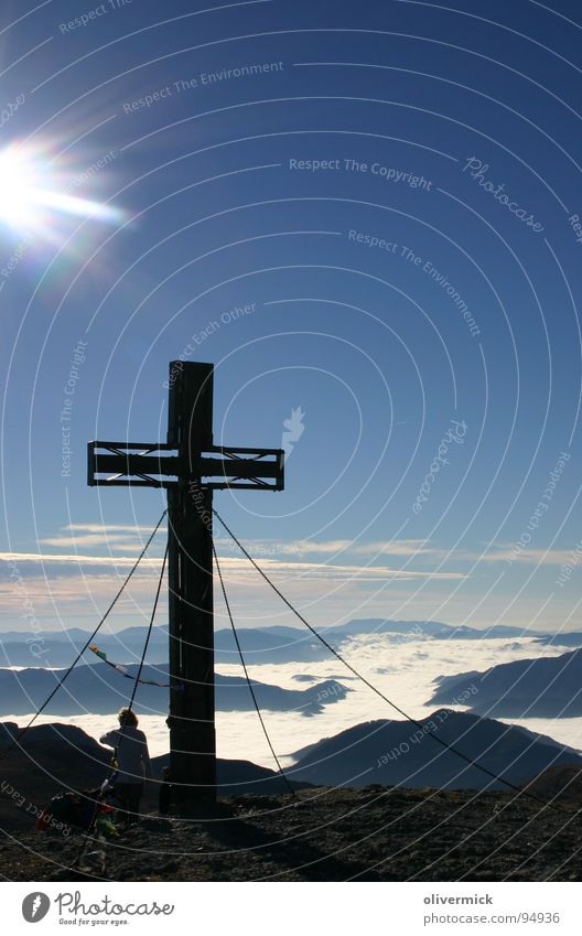 gipfelstimmung am hochschwab Gipfel Gipfelkreuz Stimmung Gegenlicht Sonnenstrahlen Bergsteigen Bergsteiger wandern Berge u. Gebirge Himmel blau wolkenmeer Alpen