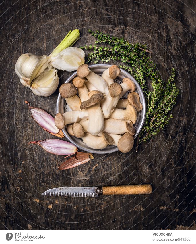 Kräuterseitlinge .Vorbereitung fürs Kochen Lebensmittel Gemüse Kräuter & Gewürze Ernährung Mittagessen Abendessen Bioprodukte Vegetarische Ernährung Diät Messer