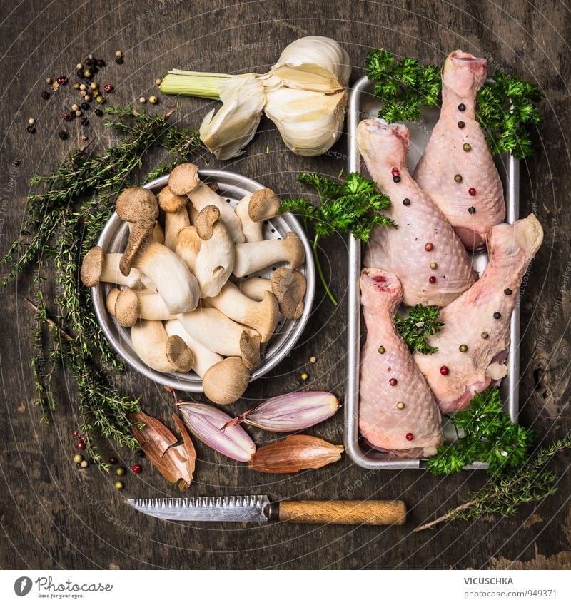 Rohe Hähnchen Keulen mit Pilze , Gewürze und Kräuter Lebensmittel Fleisch Gemüse Kräuter & Gewürze Ernährung Mittagessen Abendessen Festessen Bioprodukte Diät