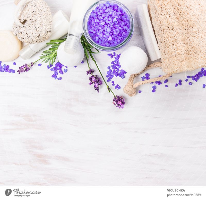 Lavendel Badeset auf weißen Holztisch Lifestyle Stil Design Körperpflege Kosmetik Parfum Creme Alternativmedizin Fitness Wellness Leben Wohlgefühl Erholung Duft