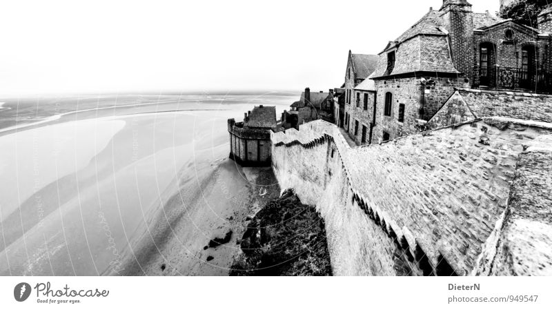 Le Mont-Saint-Michel Menschenleer Haus Bauwerk Gebäude Architektur Mauer Wand Sehenswürdigkeit Wahrzeichen grau schwarz weiß Atlantik Meer Ebbe Schwarzweißfoto