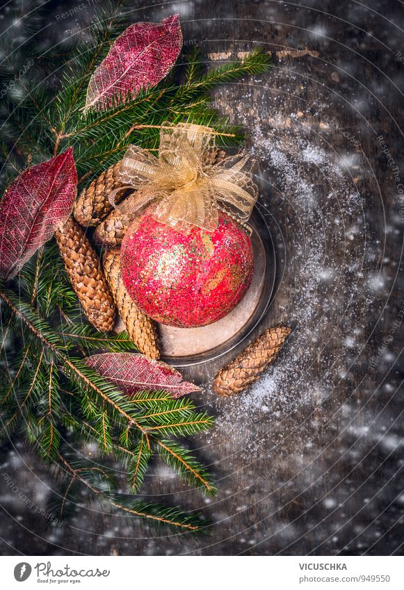 Weihnachtskarte mit rotem Kugel und Schnee auf dunklem Holz Lifestyle Stil Design Freizeit & Hobby Winter Wohnung Innenarchitektur Dekoration & Verzierung