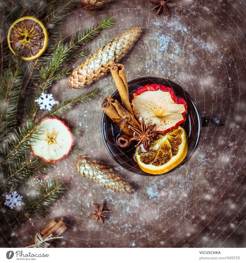 Glühwein mit Trockenfrüchten , Zimt und Anis Lebensmittel Getränk Heißgetränk Tee Alkohol Tasse Stil Design Winter trinken Holz Tradition Schneefall