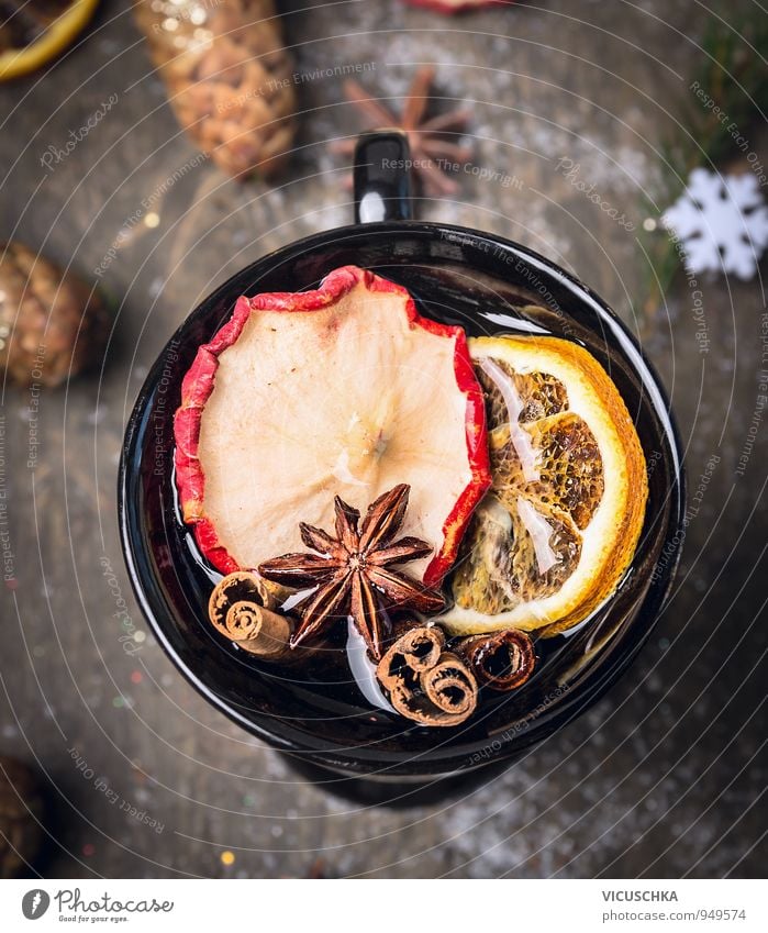 Tasse Glühwein auf dunklem Holz mit Schnee. Lebensmittel Frucht Kräuter & Gewürze Getränk Heißgetränk Tee Alkohol Wein Design Winter Weihnachten & Advent Wärme