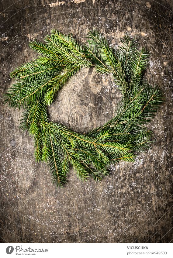 Kranz aus Tannenzweigen auf dunklem Holz Design Freizeit & Hobby Winter Weihnachten & Advent Natur retro braun grau grün Tradition Hintergrundbild