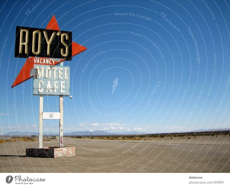 Retroamerikanisches Autobahnschild für Roy's Motel an der Route 66. Hotel Unterkunft Amerika Café Straßennamenschild Raum USA Häusliches Leben