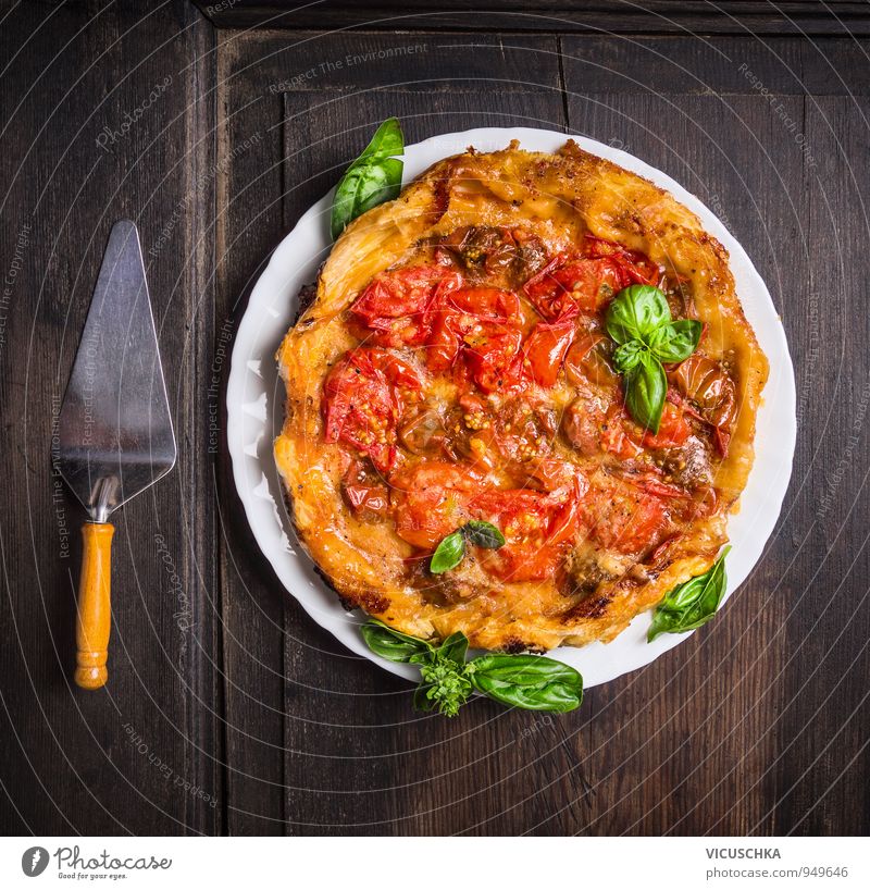 Tomaten Tart Tatin. Lebensmittel Gemüse Teigwaren Backwaren Kräuter & Gewürze Ernährung Mittagessen Festessen Bioprodukte Vegetarische Ernährung Diät Geschirr