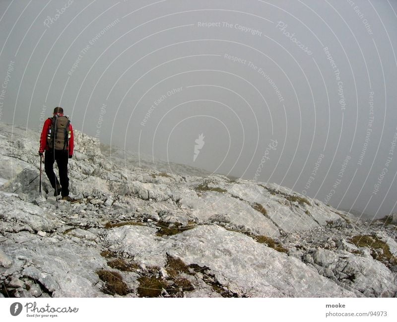 Alpspitze one Einsamkeit Wolken Nebel grau Bergsteiger wandern Wetterstein Garmisch-Partenkirchen dunkel Berge u. Gebirge hoch karg Felsen Stein