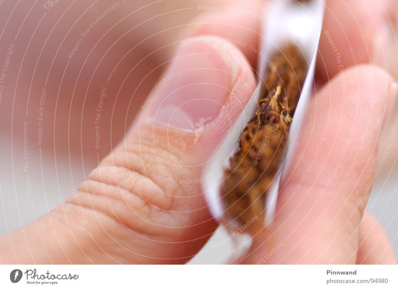 der langsame Tod Tabak Zigarette Papier Finger weiß drehen schick gefährlich fatal ungesund böse dünn braun Rauschmittel teuer Freizeit & Hobby Rauchen