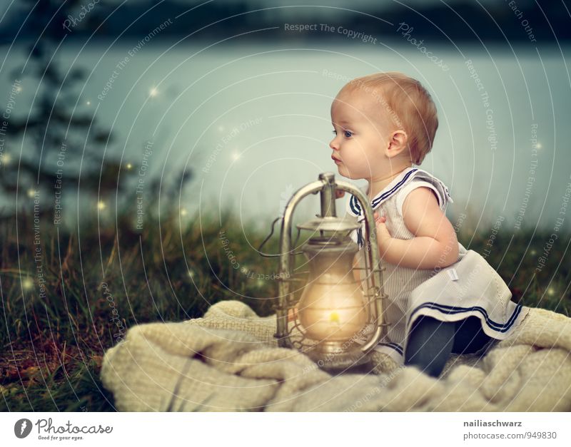Baby am See Kind Kleinkind Mädchen 1 Mensch 0-12 Monate 1-3 Jahre Natur Landschaft Bekleidung Kerze Straßenbeleuchtung Lampe beobachten entdecken hocken hören