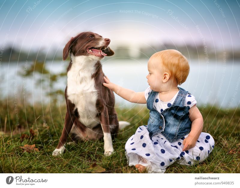 Freunde Mensch feminin Kind Baby Kleinkind Mädchen Freundschaft Kindheit 1 0-12 Monate Natur Flussufer Teich See Bekleidung Kleid rothaarig Tier Hund berühren