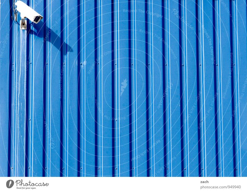 von links Videokamera Technik & Technologie Fortschritt Zukunft High-Tech Informationstechnologie Stadt Industrieanlage Mauer Wand Fassade Linie beobachten blau