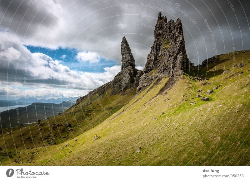 wetterfühlig. Natur Landschaft Himmel Wolken Gewitterwolken Sommer Schönes Wetter schlechtes Wetter Wiese Feld Hügel Felsen Schottland Isle of Skye