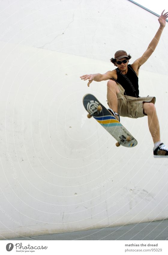... landeversuch ... Sport belasten Gesundheit Freizeit & Hobby springen Skateboarding Beton Wand Sonnenlicht Mann Junger Mann Mütze Shorts Sprungkraft