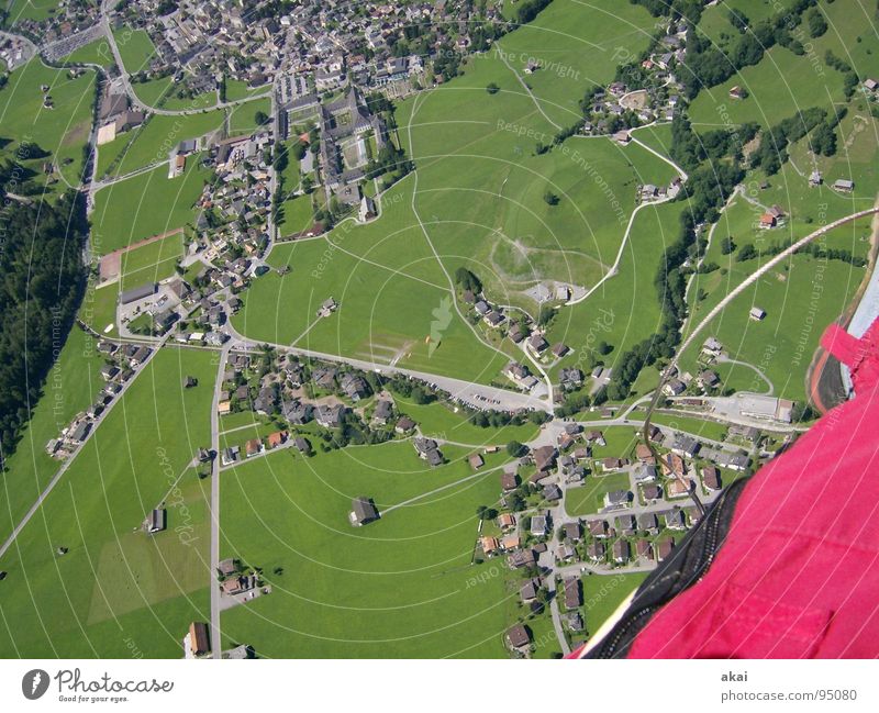 Mit dem Gleitschirm über Engelberg betriebsbereit Gleitschirmfliegen Farbenspiel himmelblau Starterlaubnis Kontrollblick krumm Schweiz Freude Freizeit & Hobby