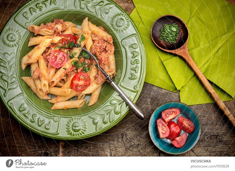 Penne Pasta mit Thunfischsauce und Tomaten. Lebensmittel Gemüse Mittagessen Festessen Bioprodukte Vegetarische Ernährung Diät Italienische Küche Teller