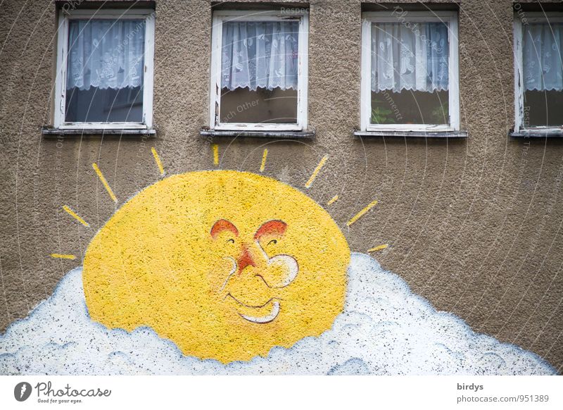 heiter bis wolkig Häusliches Leben Haus Altbau Fassade Fenster Graffiti Sonne Wolken Lächeln leuchten alt Freundlichkeit lustig positiv Hoffnung einzigartig