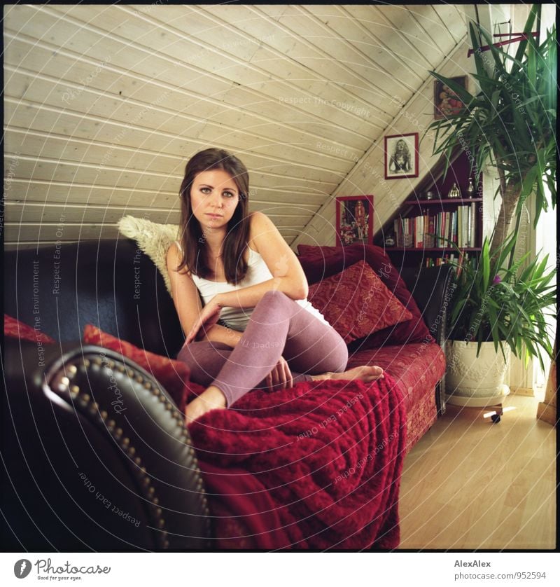 Große Junge Langbeinige Frau Sitzt Mit Mit Nackten Beinen Barfuß Auf Einer Hellen Couch Ein 9589