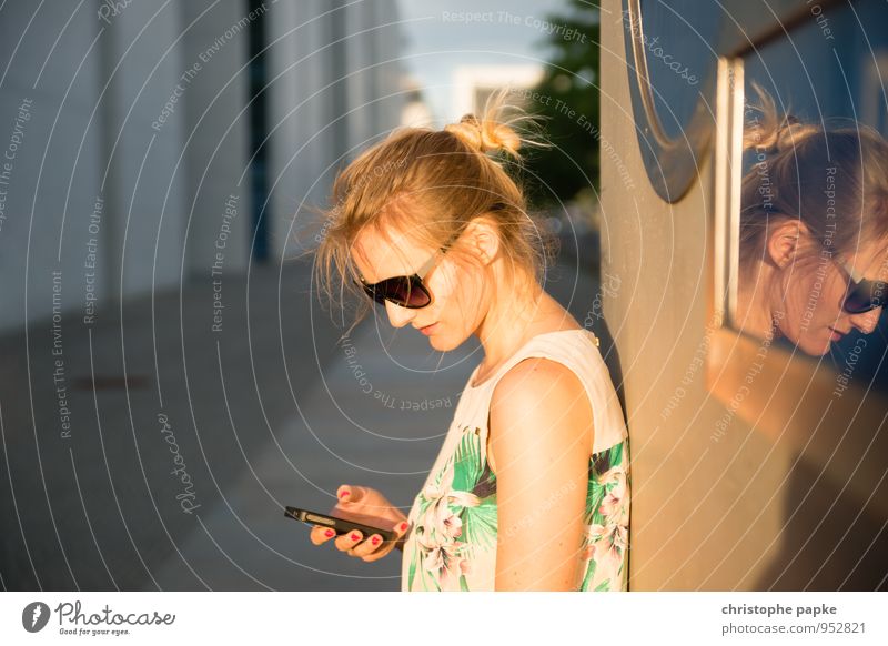 Blonde Frau mit Handy steht an Wand Freizeit & Hobby Ausflug Städtereise PDA Mensch feminin Junge Frau Jugendliche 1 18-30 Jahre Erwachsene 30-45 Jahre Berlin