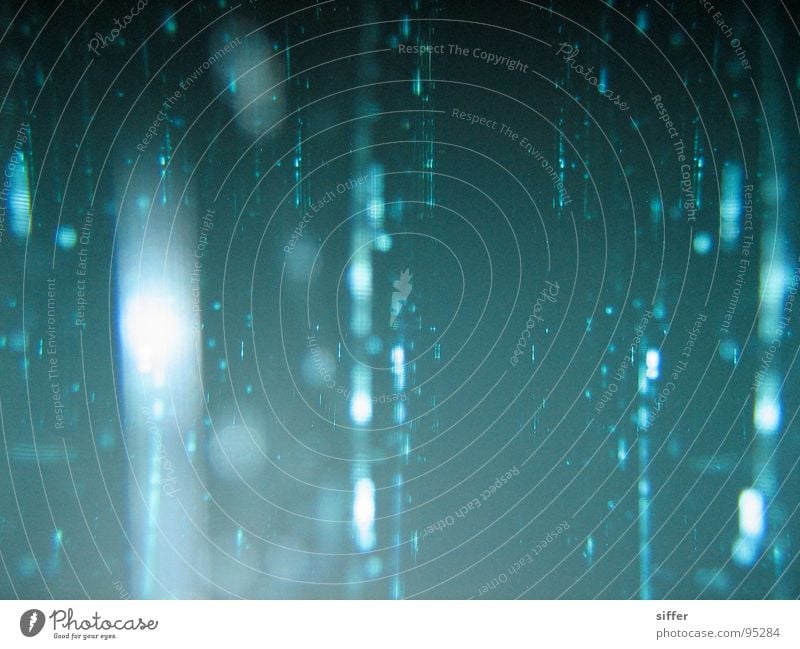 Glasregen II türkis weiß schwarz grün gelb Matrix Glasscheibe Tiefblick Kratzer Reflexion & Spiegelung Unendlichkeit durchsichtig Futurismus Gewitter blau Regen