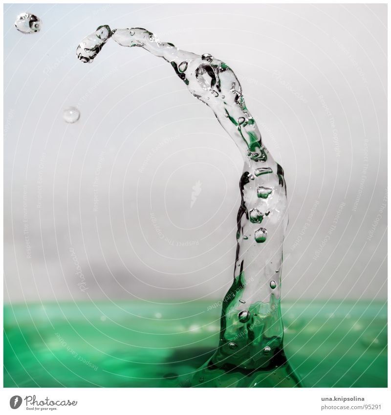 drop Wasser Wassertropfen nass grün türkis spritzen durchsichtig Luftblase Farbfoto Detailaufnahme