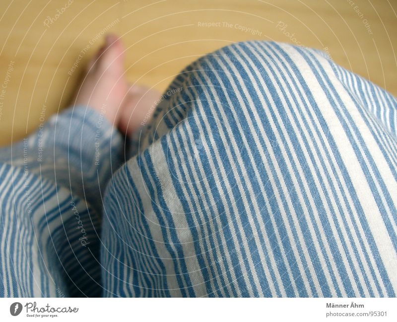 Frühstück (Socken vergessen!!!) Schlafanzug Holz schlafen Streifen Zehen Laminat Schlafzimmer Frau Haushalt Fuß Bodenbelag sitzen Baumwolle keineSocken Barfuß