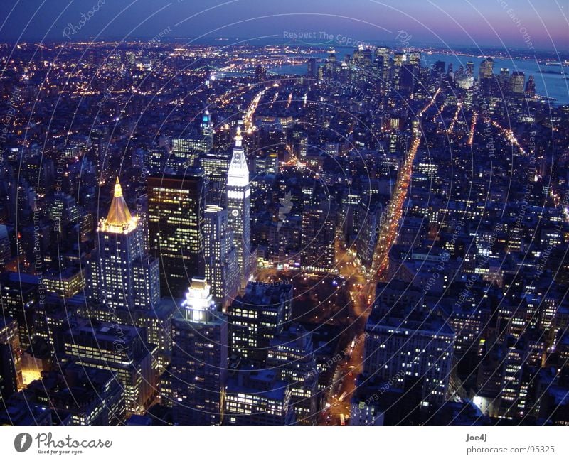 Downtown Manhattan from Empire State Building at night II New York City Stadtzentrum Nacht Broadway Verkehrswege USA Licht