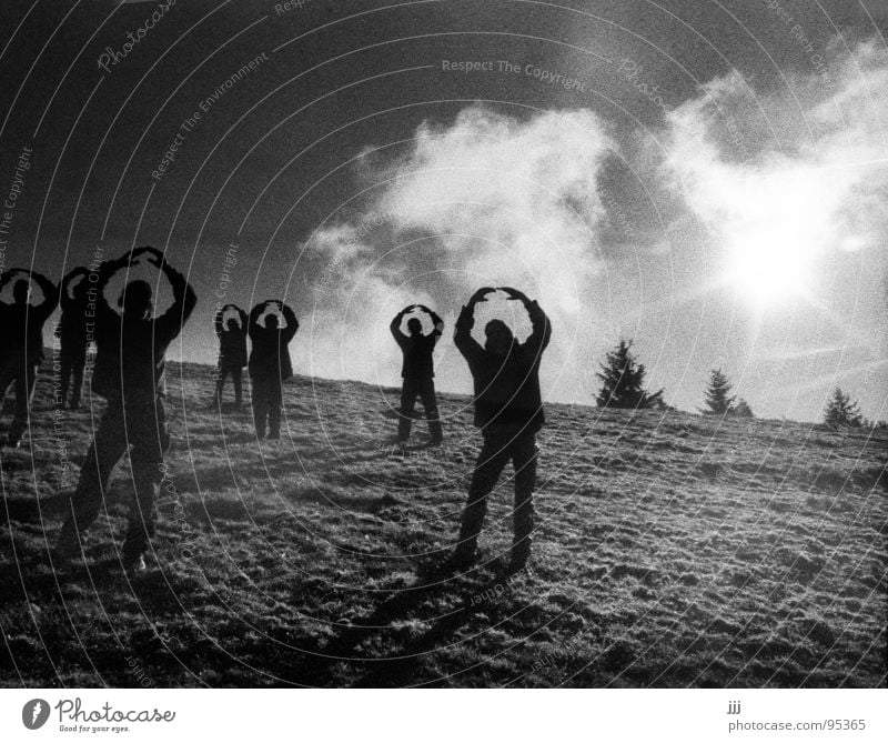 First Contact Baum Wiese Hügel Baumkrone begegnen auftauchen Pantomime Kreis imitieren Schwarzweißfoto Menschengruppe Frieden Schatten friedlich