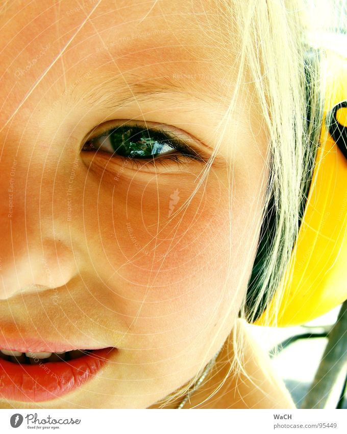 Jenny p-1 Kind Mädchen Kopfhörer Ohrschützer gelb blond Sommer hören Kleinkind Auge Mund hell Jennifer Blick Momentaufnahme