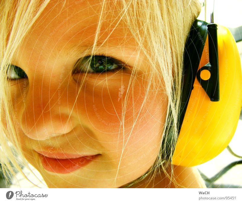 Jenny p-2 Kind Mädchen Kopfhörer Ohrschützer gelb blond Sommer hören Kleinkind Auge Mund hell Jennifer Blick Momentaufnahme