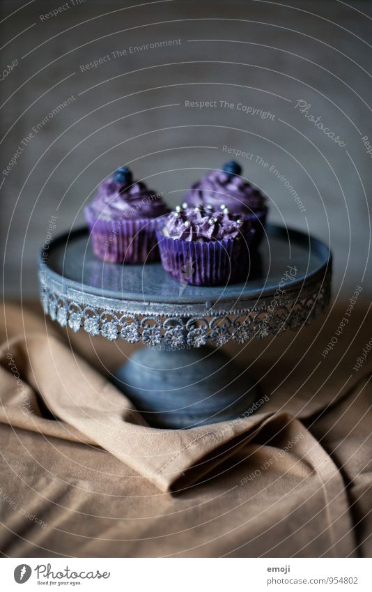 violet Kuchen Dessert Süßwaren Cupcake Ernährung Fingerfood lecker süß violett Farbfoto Innenaufnahme Studioaufnahme Menschenleer Tag Schwache Tiefenschärfe