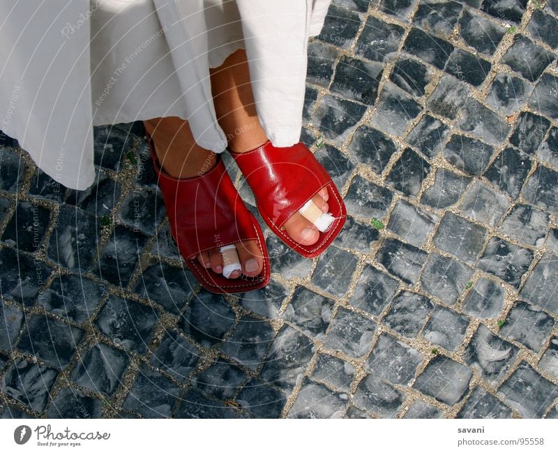 Rote Sandalen mit bandagierten Zehen Ferien & Urlaub & Reisen Sightseeing Städtereise Sommer wandern Frau Erwachsene Kultur Rock Schuhe Stein laufen stehen grau