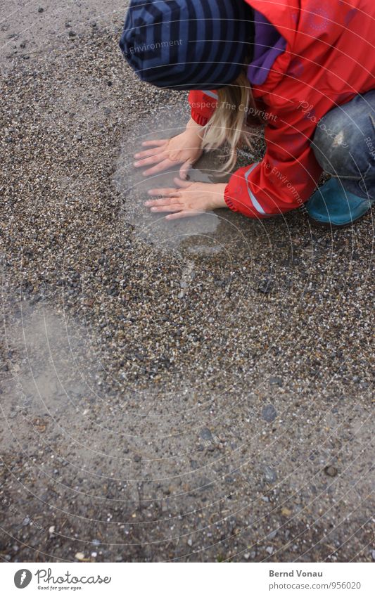 Vorwäsche Spielen tauchen Kind Mensch feminin Mädchen Kindheit Hand Finger 3-8 Jahre Wasser Regen Wege & Pfade Jeanshose Jacke Gummistiefel Mütze blond Streifen