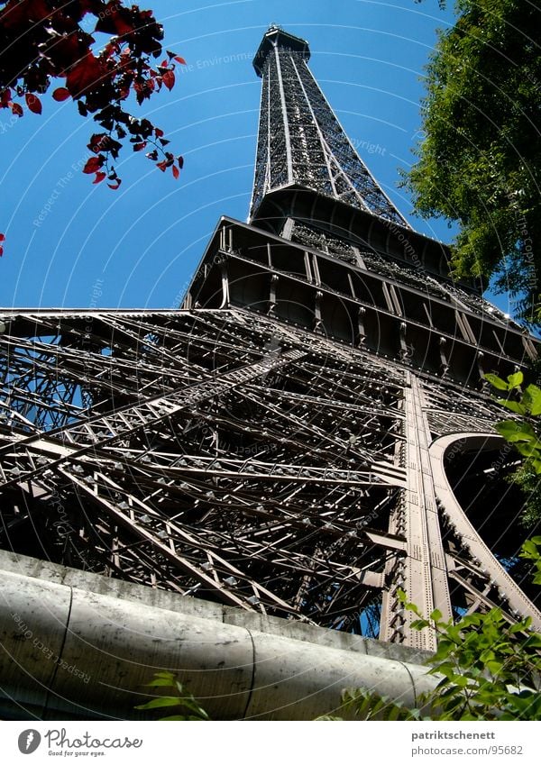 Eiffelturm Paris Perspektive vom Sockel bis zur Spitze Tour d'Eiffel Frankreich grau historisch Macht emporragend Wahrzeichen Denkmal Metall blau Himmel