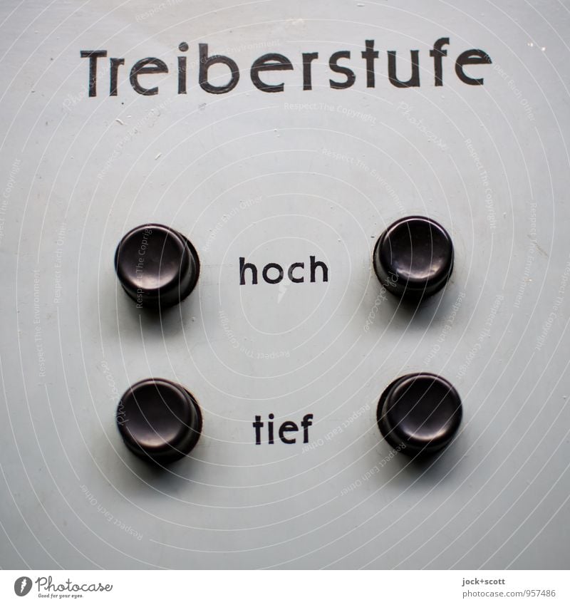 Tasten für Treiberstufe hoch oder tief Maschine Energiewirtschaft DDR Knöpfe Metall Kunststoff Wort authentisch einfach retro grau Auswahl 4 Kontrolle