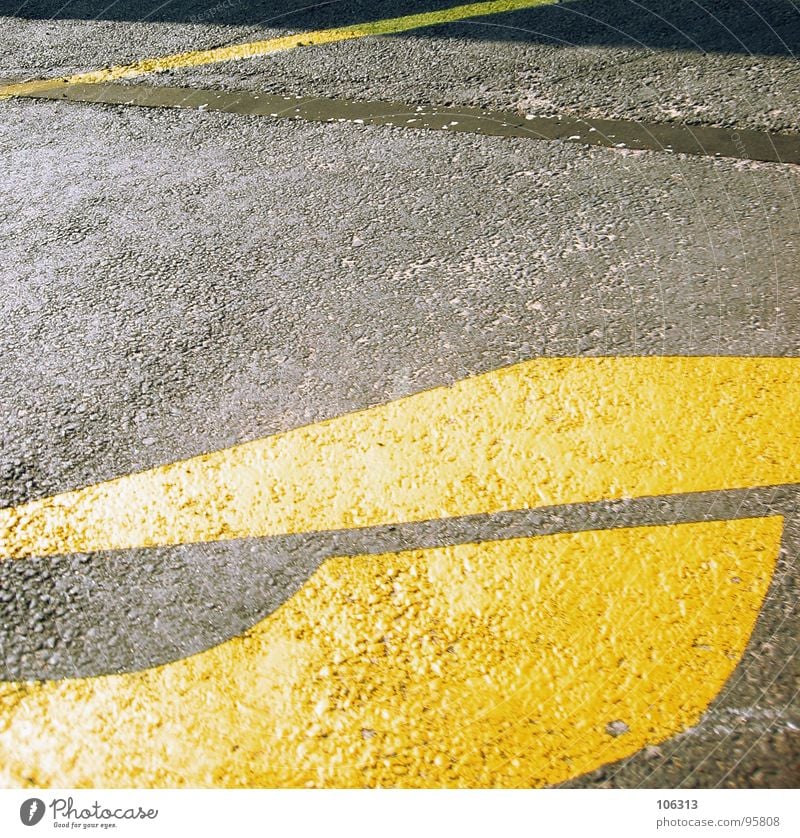 ZIELLOS planlos gelb Richtung Asphalt rund fahren Straßenverkehrsordnung Dreieck Geometrie Fahrbahn Linie gekrümmt Hinweisschild Öffentlicher Dienst