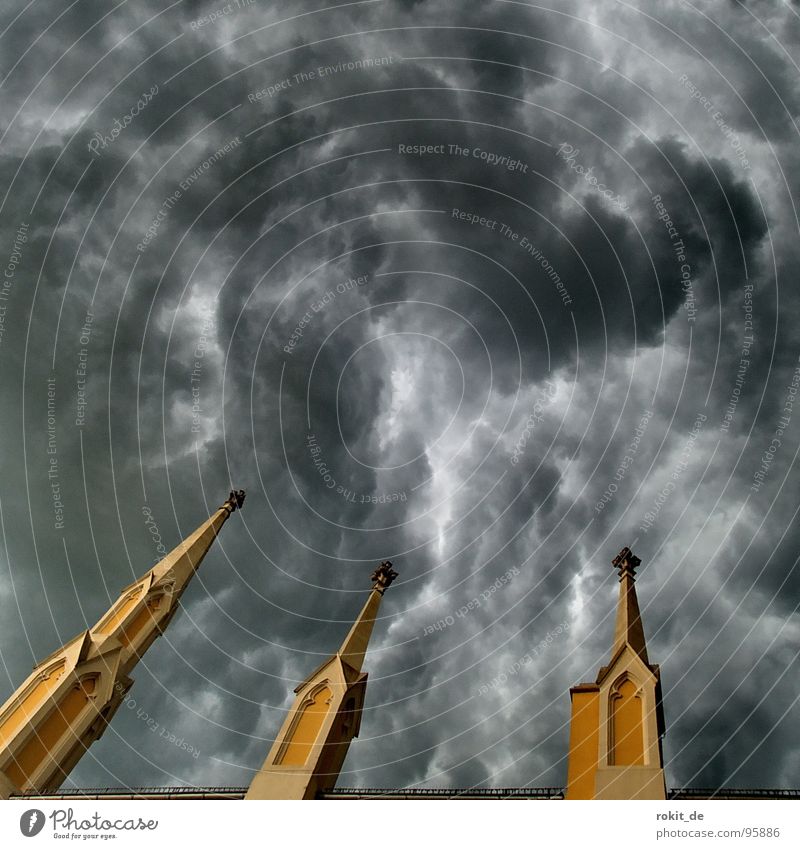 Himmel und Hölle Götter Teufel Unwetter Wolken Kirchturm schwarz dunkel gelb gefährlich Gotteshäuser nass Schwüle Physik heiß Apokalypse Desaster