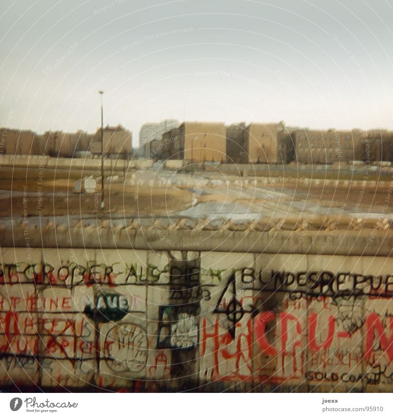 … und raus bist du! II gehen Alliierte Berliner Mauer Denkmal DDR gefangen Flucht Flüchtlinge Grenzanlage Grenze Grenzsoldat historisch Deutschland Osten