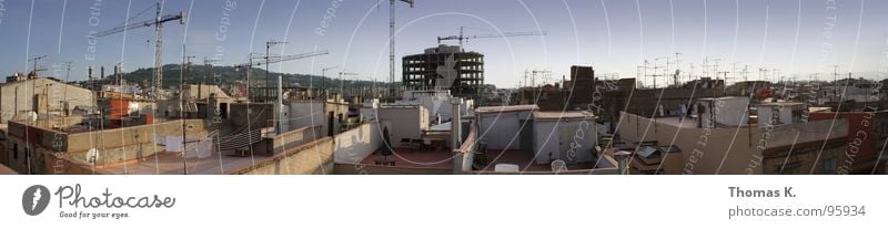 Rooftop Romance feat. Construction Cranes & Antennas en masse Stadt Barcelona Kran Konstruktion Panorama (Aussicht) Hochhaus Haus Vogelperspektive Dach