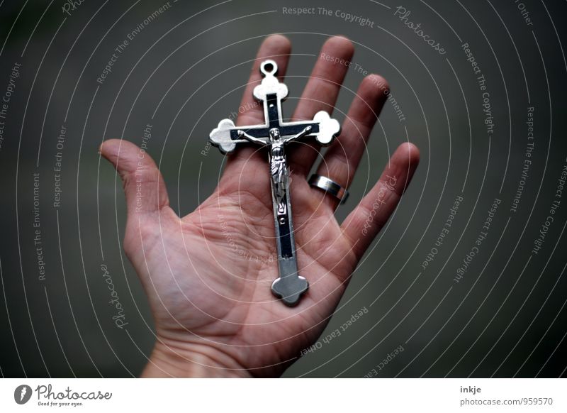Symbol Lifestyle Hand Handfläche Metall Zeichen Kreuz Christliches Kreuz Jesus Christus Kruzifix Gefühle Vertrauen loyal Güte Opferbereitschaft Selbstlosigkeit