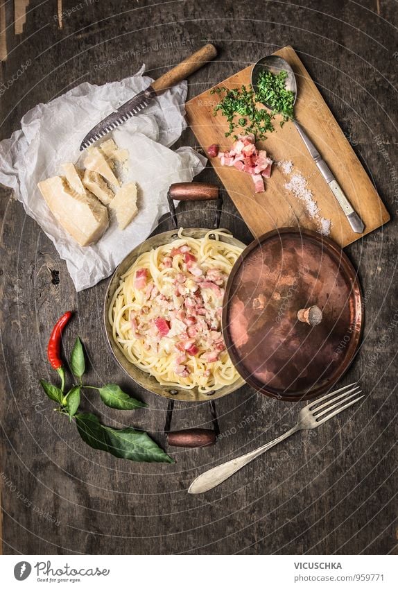 Spaghetti carbonara im Kupfertopf, rustikal serviert Lebensmittel Fleisch Wurstwaren Teigwaren Backwaren Suppe Eintopf Kräuter & Gewürze Öl Ernährung