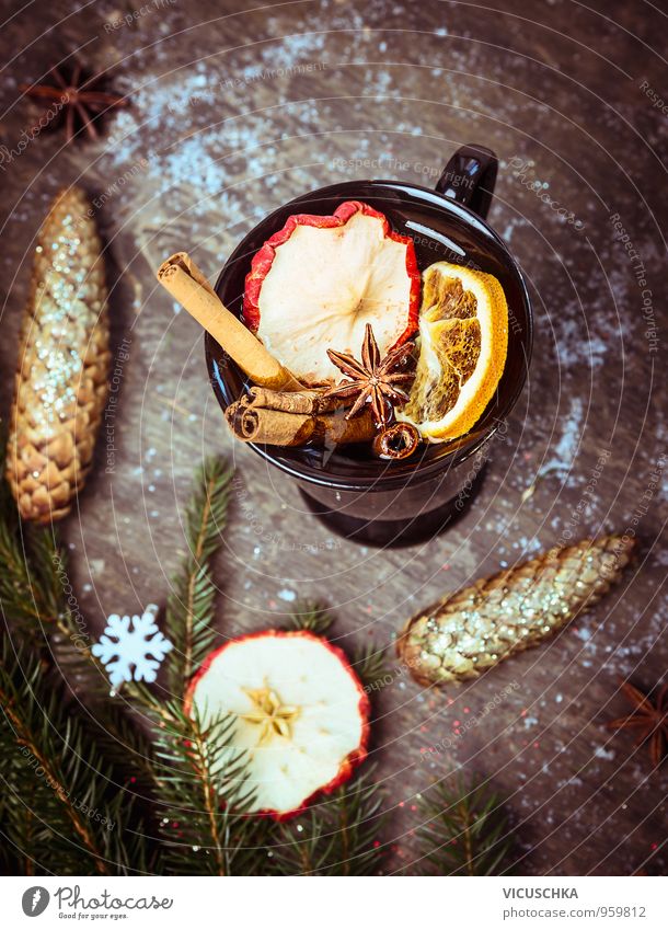 Glühwein auf Holztisch mit Weihnachtsdeko und Tannenzweig Lebensmittel Frucht Ernährung Bioprodukte Getränk Heißgetränk Tee Alkohol Wein Tasse Winter Schnee