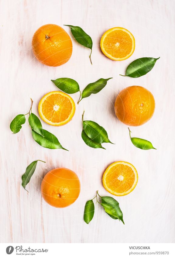 Orangen Früchte mit grünen Blättern auf weißem Holzuntergrund Lebensmittel Frucht Ernährung Bioprodukte Vegetarische Ernährung Diät Saft Gesunde Ernährung