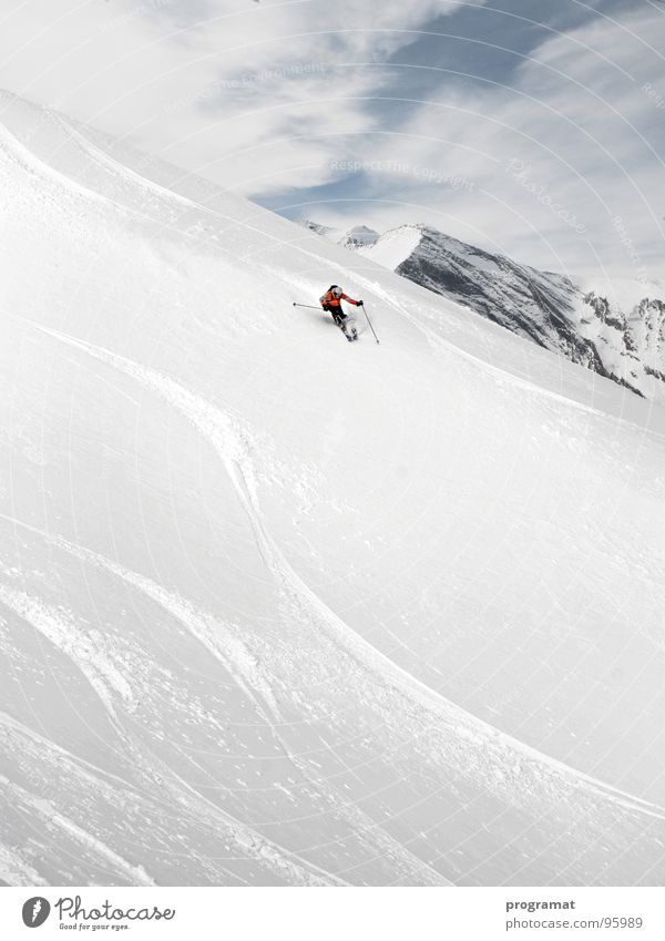 Tiefschneefahren in den Alpen Winter Skifahrer Skifahren Wintersport Hohen Tauern NP Kitzsteinhorn weiß kalt weich Österreich Außenaufnahme Querformat Freude