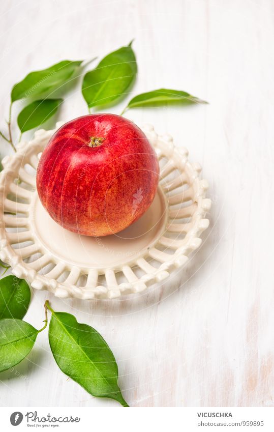 Roter Apfel in weißer Schüssel mit Blättern Lebensmittel Ernährung Bioprodukte Vegetarische Ernährung Diät Saft Stil Design Gesunde Ernährung Fitness Sommer