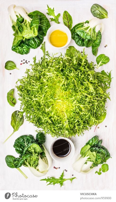 Grüne Salat Komposition mit Wildkräuter, Bok Choy, Dressing Lebensmittel Gemüse Salatbeilage Kräuter & Gewürze Öl Ernährung Mittagessen Abendessen Festessen