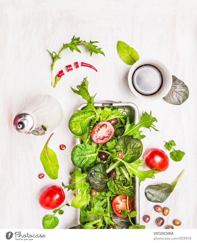 Grün-Mix-Salat mit Tomaten, Öl und Balsamico-Essig Lebensmittel Gemüse Salatbeilage Kräuter & Gewürze Ernährung Mittagessen Abendessen Bioprodukte