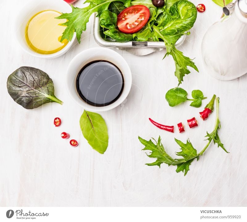 Salat Zubereitung mit Öl und Balsamico auf weißem Holztisch Lebensmittel Gemüse Salatbeilage Kräuter & Gewürze Ernährung Mittagessen Büffet Brunch Bioprodukte