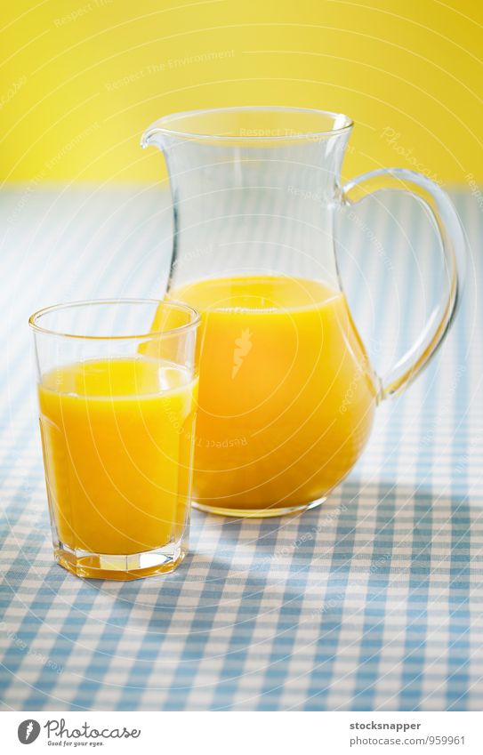 Saft Glas Glaskrug Kannen Orange Getränk frisch Flüssigkeit liquide Frucht fruchtig kariert Tischwäsche Objektfotografie Menschenleer Orangensaft